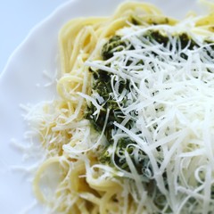 Spaghetti mit Pesto Verde und geriebenem Parmesan