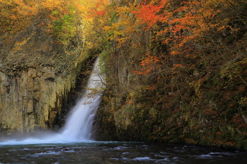 秋田県鹿角市　紅葉の銚子の滝