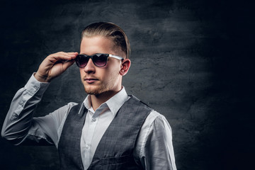 Obraz premium A man in sunglasses dressed in sleeveless shirt.