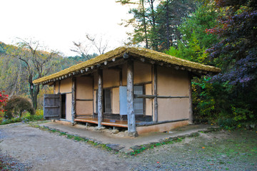 Fototapeta na wymiar traditional straw thatched garden house / A view of traditional straw thatched garden house in Korea 