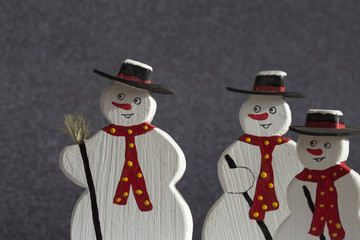 Schneemänner 5 vor neutralem grauen Hintergrund