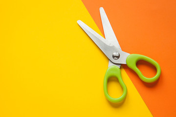 Ножницы режут бумагу