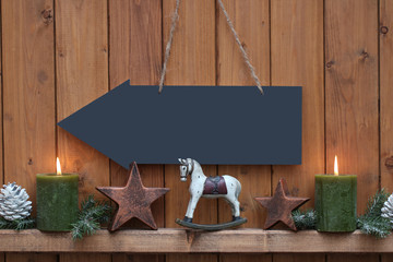 Tafel mit Weihnachtsdekoration