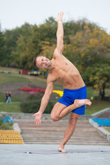 Obraz premium Athletic man doing yoga asanas in the park