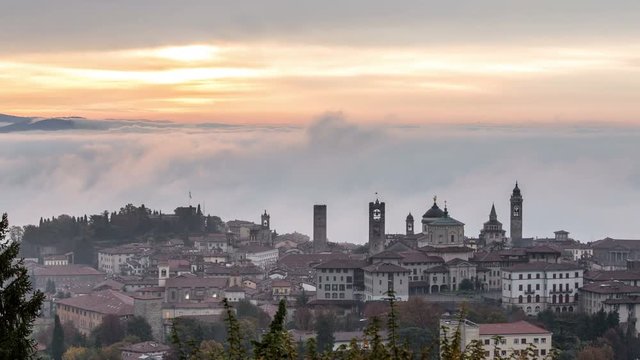 sunrise fog bergamo citt&agrave; alta time lapse 4k