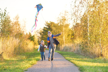 Drachen steigen lassen im Herbst, Kinder spielen mit Drachen