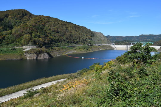 ダム湖百選・寒河江ダムと月山湖 ／ 山形県西川町にある、県内最大のダムです。ダムによって形成された人造湖は、月山より名を取って月山湖（がっさんこ）と命名され、財団法人ダム水源地環境整備センターが選定する、ダム湖百選に選ばれています。