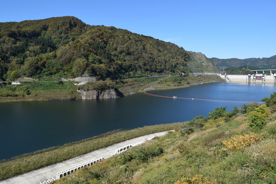 ダム湖百選・寒河江ダムと月山湖 ／ 山形県西川町にある、県内最大のダムです。ダムによって形成された人造湖は、月山より名を取って月山湖（がっさんこ）と命名され、財団法人ダム水源地環境整備センターが選定する、ダム湖百選に選ばれています。