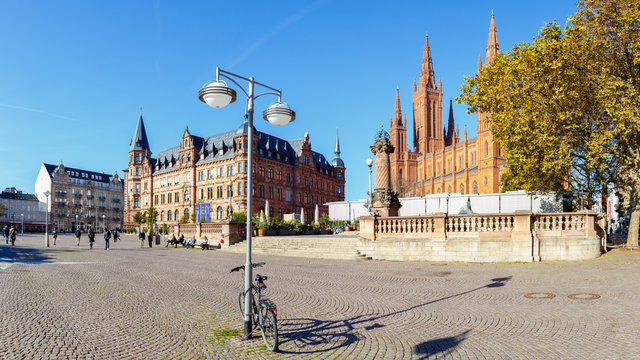Wiesbaden, Dernsches Gelände. Links das Neue Rathaus, Rechts die Marktkirche. Mittig die Marktsäule. Oktober 2016.