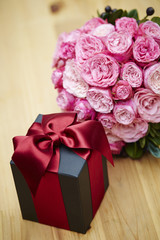 Fototapeta na wymiar Gift box with flower bouquet 