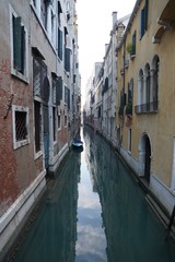 Fototapeta na wymiar narrow italian channel city