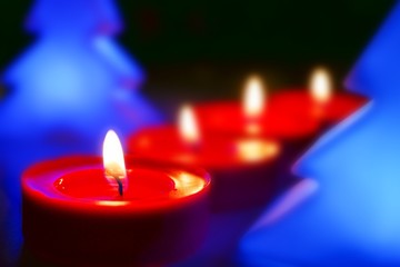 Rote Kerzen mit blauem Tannenbaum