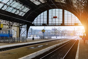 Photo sur Plexiglas Gare La gare de Lviv, en Ukraine. Le design est similaire à celui de la gare de Milan, en Italie.Tôt le matin. Mise au point douce. Tonifiant