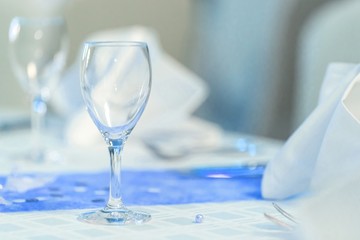 Glas auf gdecktem Tisch