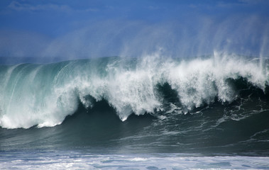 Fototapeta na wymiar ocean wave breaking