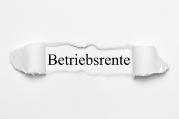 Obraz premium Betriebsrente auf weißen gerissenen Papier
