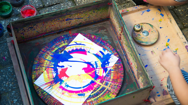 Kinder malen mit Farben und Malmaschine