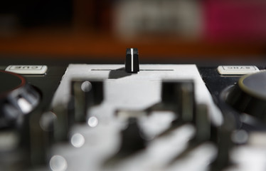 Dj midi controller turntable to play music on party