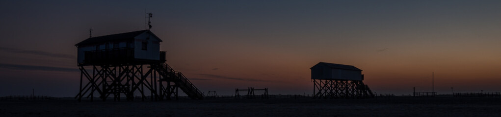 Strand an der Nordsee Pfahlbauten