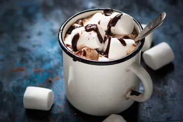 Fotobehang Chocolade Warme chocolademelk met marshmallow in de mok. Warme winterdrank.