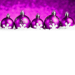 Obraz premium red christmas balls on snow
