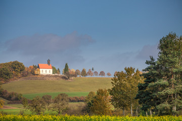Fototapeta premium Kapelle Hügel Sonnenschein Herbst