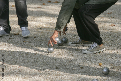 Persone anziane giocano a bocce