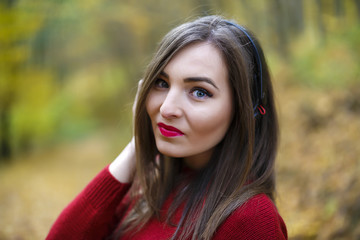 Naklejka premium Beautiful woman in autumn park