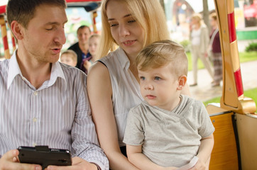 Obraz premium Young family is having fun in the park