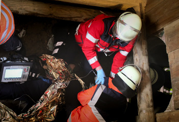 Rettungseinsatz der Feuerwehr in einer Grube