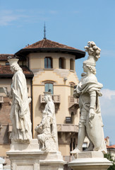 Obraz premium Statues on Piazza Prato della Valle, Padua, Italy.