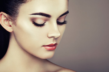 Fototapeta premium Beautiful woman face. Perfect makeup. Beauty fashion. Eyelashes. Cosmetic Eyeshadow. Highlighting