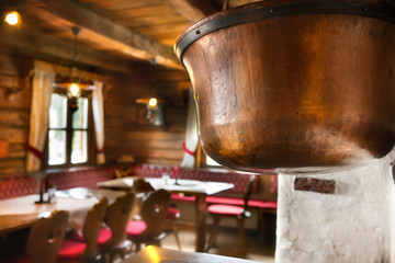 Herd mit Kupferkessel in einer Almhütte