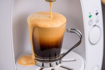 Preparación de café expreso al momento de rebosar la taza