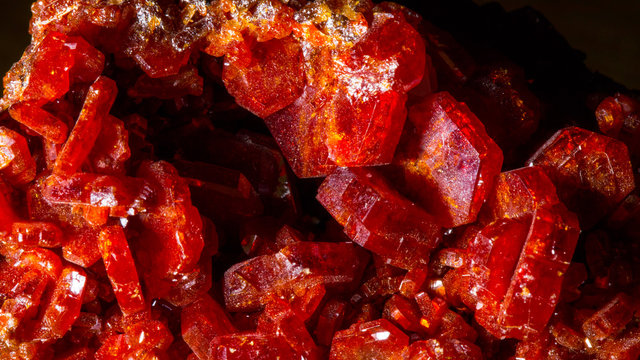 Rote Kristalle auf schwarz