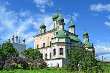 Fototapeta na wymiar Успенский собор Горицкого монастыря в Переславле-Залесском, построен в 1750-е годы