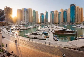Crédence de cuisine en verre imprimé Dubai Dubaï Marina Coucher de soleil par une journée ensoleillée avec une belle vue sur les tours de la marina de Dubaï et à pied