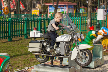 Obraz premium Little boy on the motorcycle