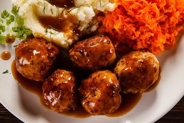 Roasted meatballs, mashed potatoes and vegetables 