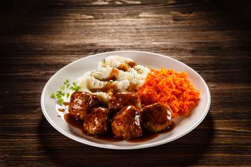 Roasted meatballs, mashed potatoes and vegetables 