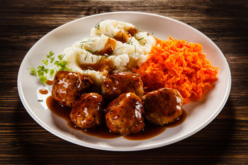 Roasted meatballs, mashed potatoes and vegetables 