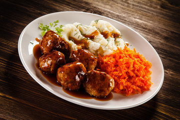 Roasted meatballs, mashed potatoes and vegetables 