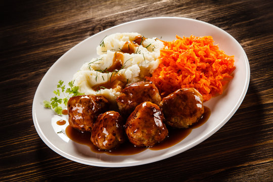 Roasted meatballs, mashed potatoes and vegetables 