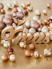 Weihnachtsdekoration auf Gold