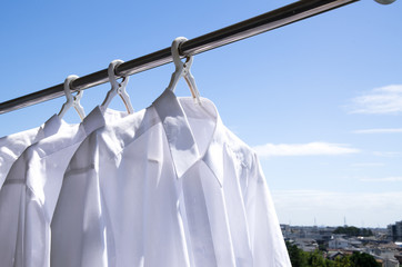 洗濯日和　青空の下でのワイシャツ干し