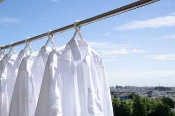 洗濯日和　青空の下でのワイシャツ干し