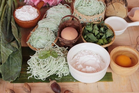 Making jade noodle made of vegetable and egg.