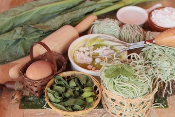 Making jade noodle made of vegetable and egg.
