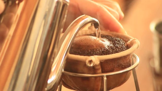 カフェ　ネルドリップコーヒーを淹れる