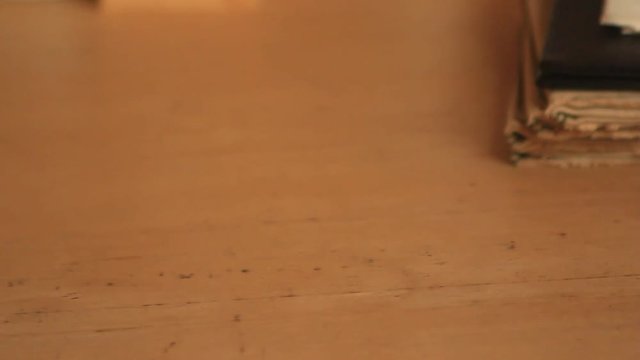 カフェ　空のコーヒーカップを持って移動する